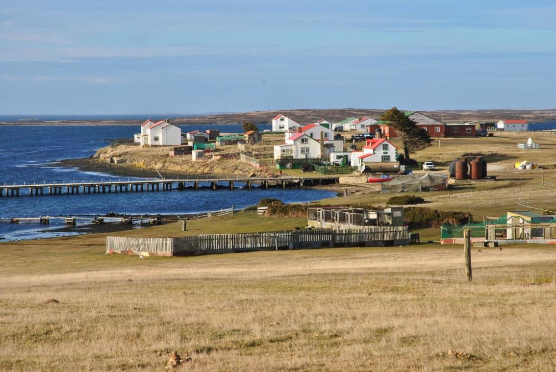 Фолклендские острова (англ. Falkland Islands),   Мальвинские острова (исп. Islas Malvinas)